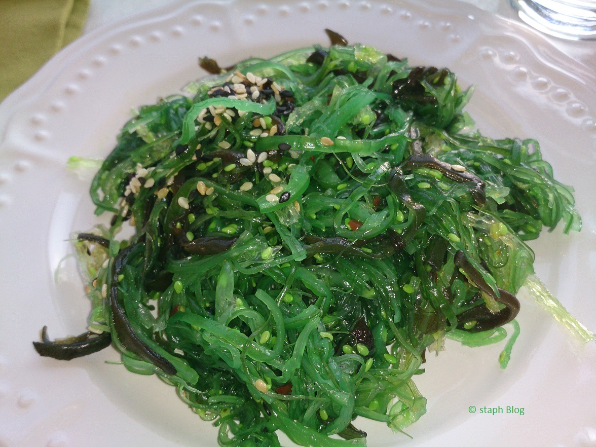 Algensalat mit gr&uuml;ner Gurke und Sesam aus dem Asia-Imbiss