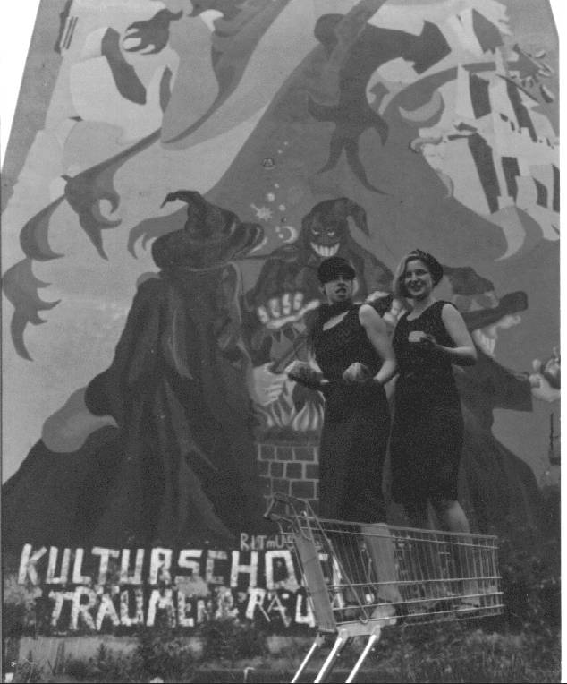 Die Tr&uuml;mmerTussies vor dem KuKuCK. Foto: R. Sroka