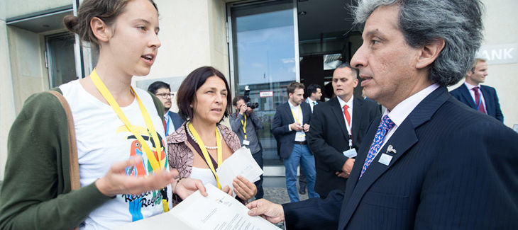     Rettet den Regenwald e.V.  diskutieren mit Perus  Umweltminister &uuml;ber  Rodungen in Amazonien  und  &uuml;bergeben 139.000 Unterschriften (&copy; Christine Denck) 